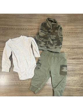 Carter's Baby Boy 3 piece camo vest set - 9M